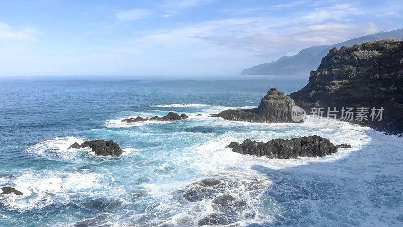 海浪冲击海岸线的鸟瞰图