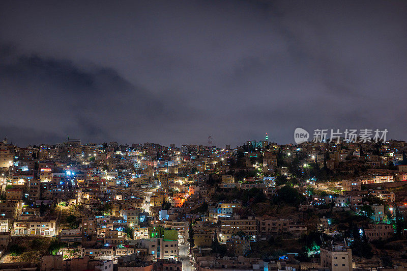 约旦夜景中的阿曼天际线。约旦首都的市中心建在七座山上