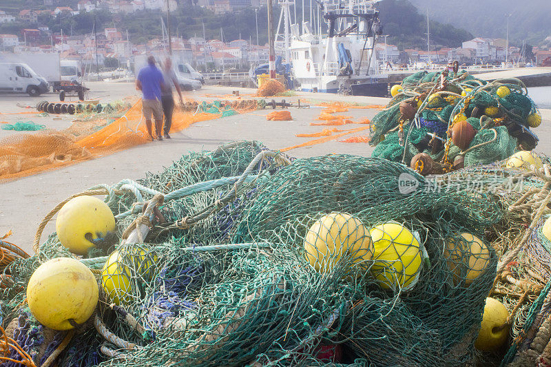 港口码头上的一堆渔网。