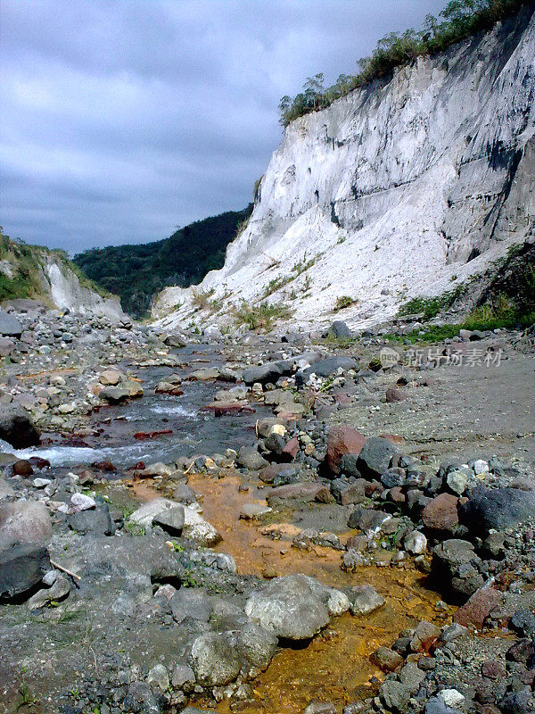 菲律宾吕宋岛皮纳图博山的小溪