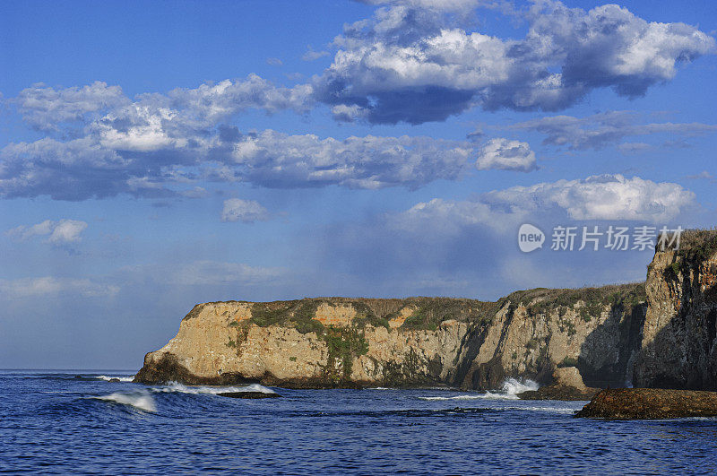 汹涌的海浪在加利福尼亚海岸的海滩上