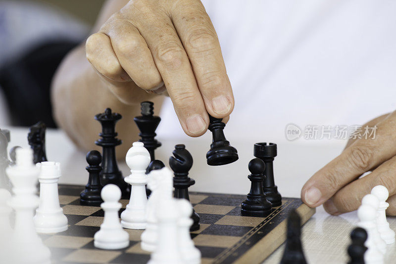 女人下棋