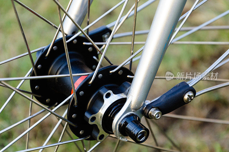 关闭轮毂和辐条的老式自行车固定齿轮