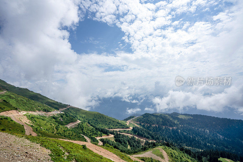 高加索山脉的土路蜿蜒曲折