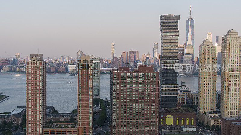 泽西城的现代建筑，可以看到哈德逊河和曼哈顿下城。
