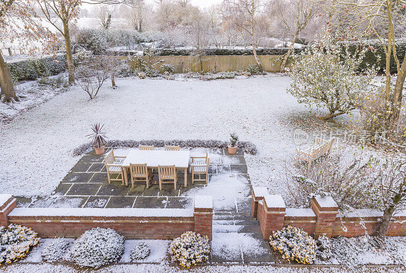 英国冬天被雪覆盖的花园，被雪覆盖的后院场景