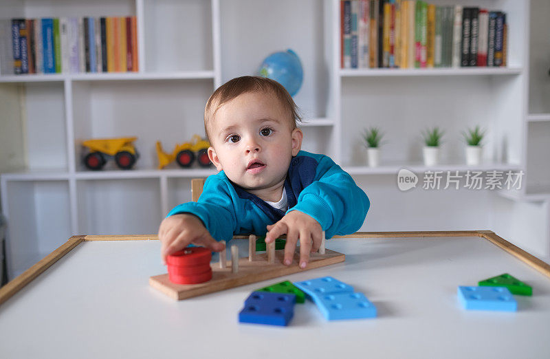 新男孩在玩彩色积木玩具