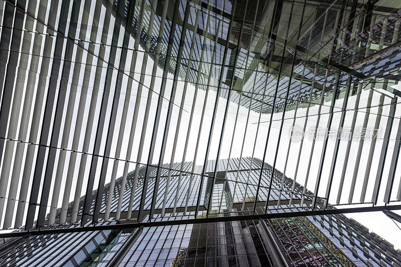 现代办公大楼的低角度视野，透过遮阳、复制空间的视野