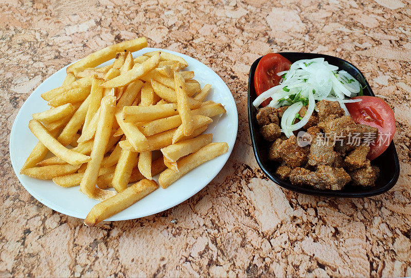 脆薯条和洋葱牛肉肝是伊斯坦布尔火鸡的开胃菜