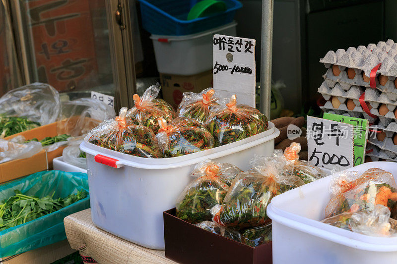 韩国首尔的亚洲美食泡菜街市场