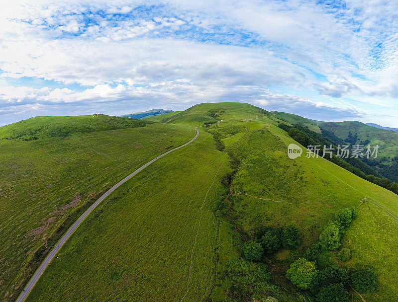 卡米诺德圣地亚哥在比利牛斯山脉的无人机视图