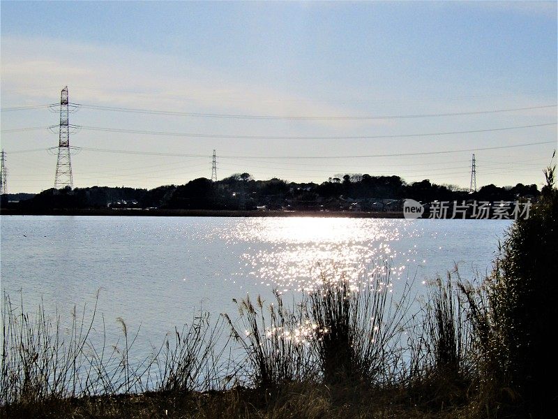 日本。2月。漂亮的晴天。下午的湖。