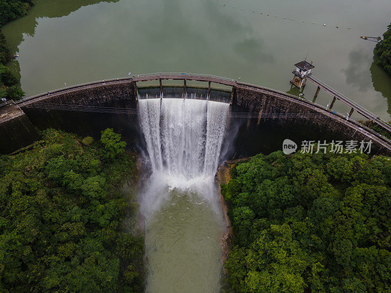 大型水库泄洪鸟瞰图