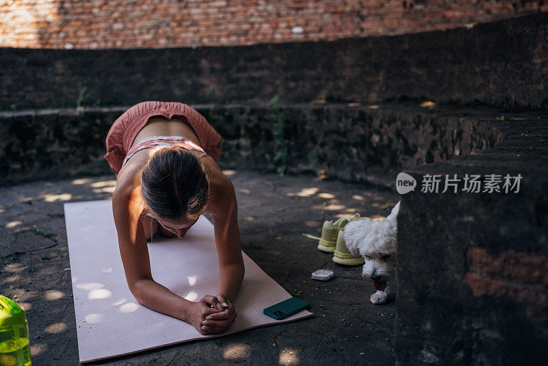 女人锻炼瑜伽