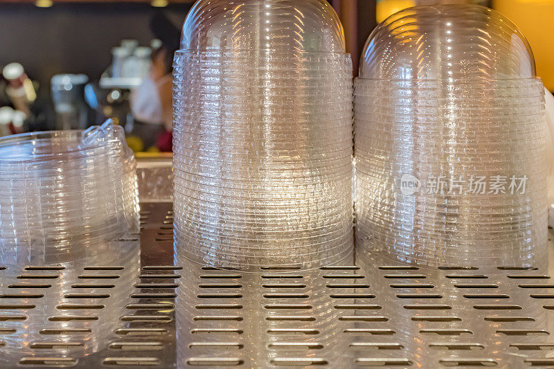 冰咖啡的一次性咖啡杯盖，堆叠