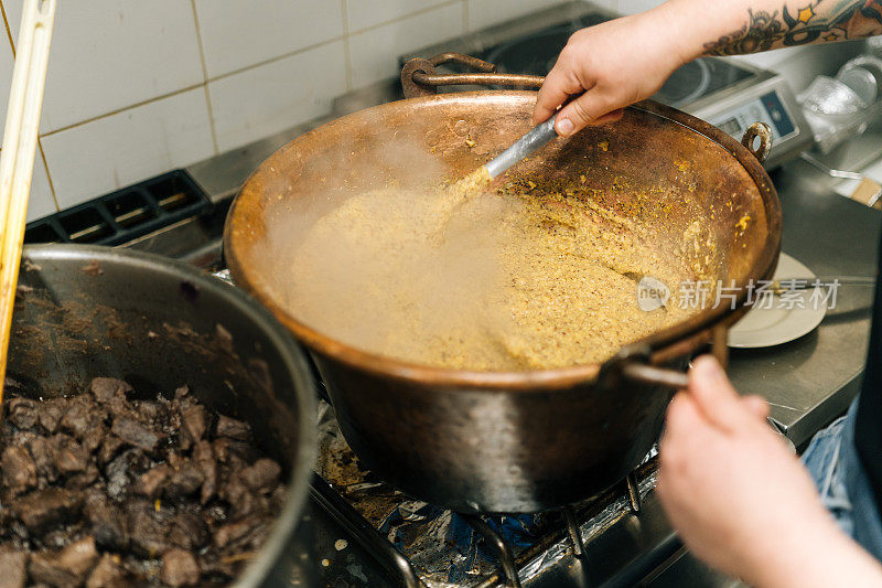 玉米粥在锅里煮的细节