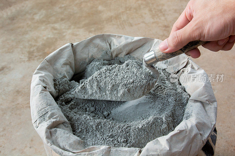 水泥粉用泥铲装入袋装