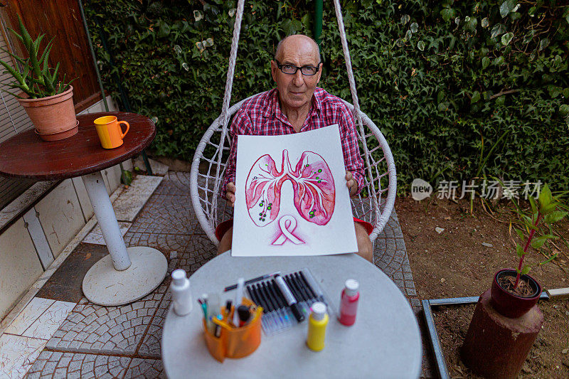 兴奋的高年级学生为提高肺癌意识制作艺术海报