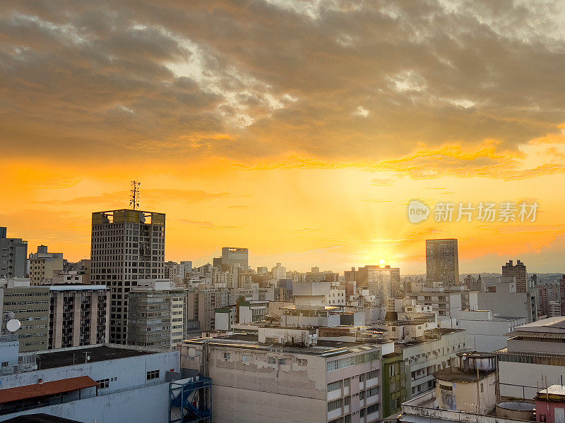 巴西米纳斯吉拉斯州贝洛奥里藏特市日落时的全景