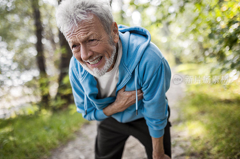 一位老人在运动时因心脏问题而感到痛苦