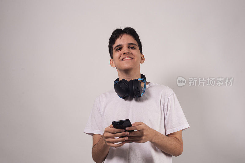 男性青少年使用智能手机的肖像