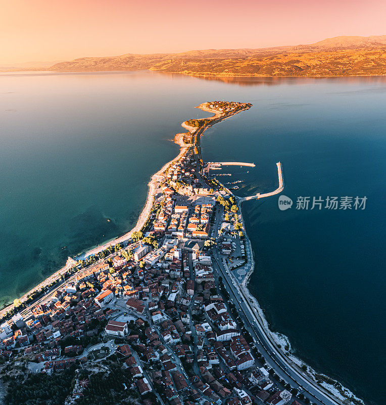 空中日落的埃吉尔迪尔湖半岛和城镇在伊斯帕塔地区。土耳其国家公园平静的绿松石和风景优美的海岸