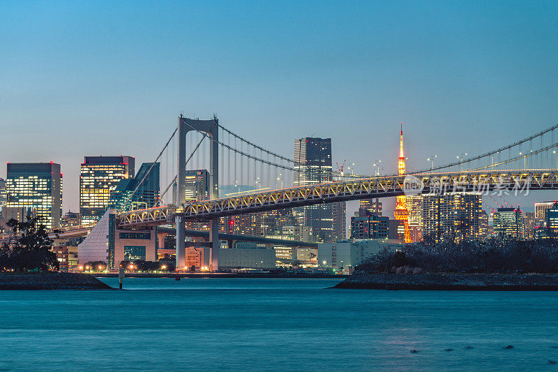 彩虹桥横跨东京湾，日本东京