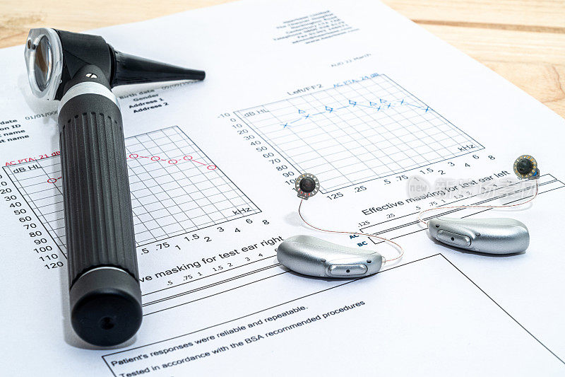 听力学:放置在听谱上的助听器和耳镜