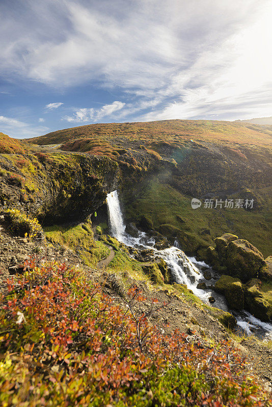 绵羊瀑布，Selvallafoss在冰岛垂直照片