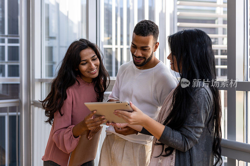 学生们正在大学的楼梯上交谈。