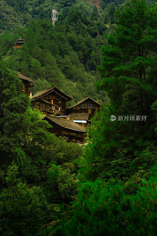 中国贵州朗德苗族村古老的传统房屋的美丽照片