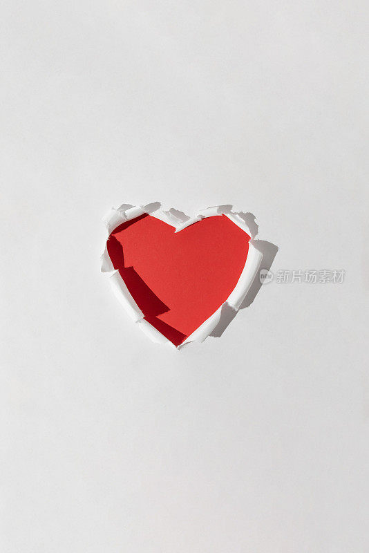 红心是用撕烂的白纸做成的。最小限度的爱或情人的概念。