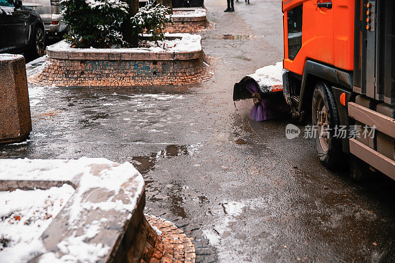 冬季，吹雪机清理城市街道的人行道