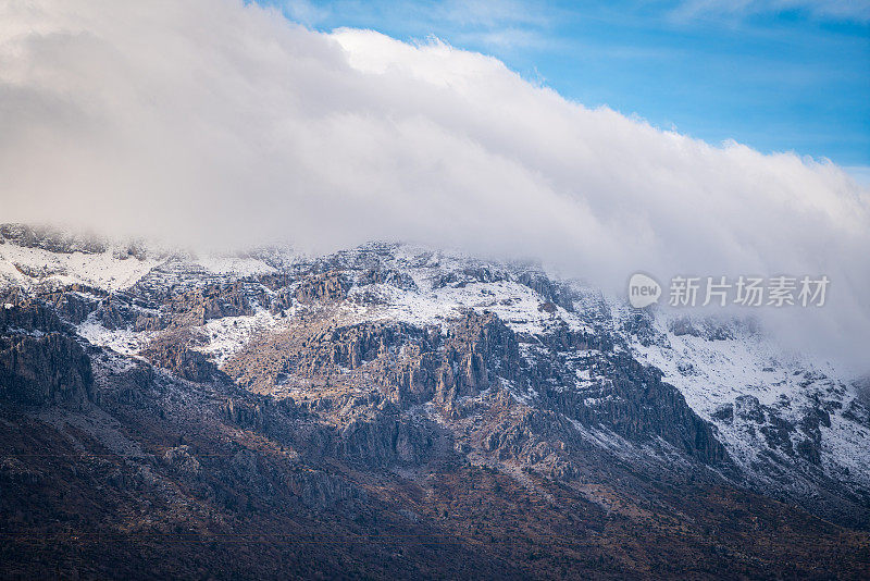 云中雪白的蓝山