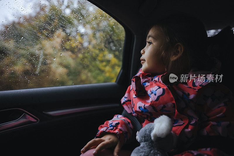 小女孩在雨天开车旅行