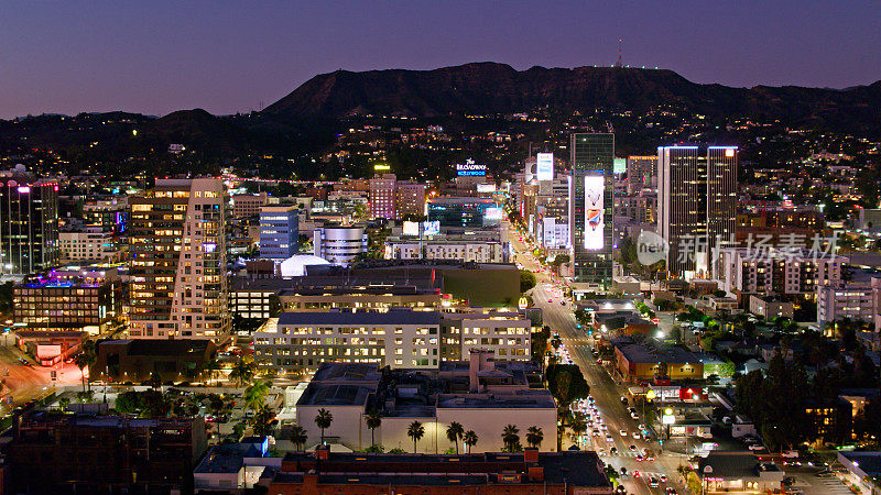 加利福尼亚州洛杉矶好莱坞夜晚灯光的鸟瞰图