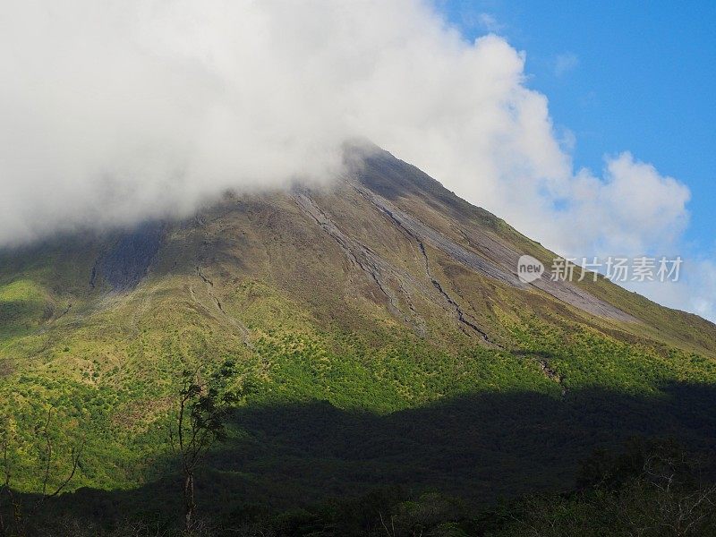 阿雷纳尔火山，蓝天