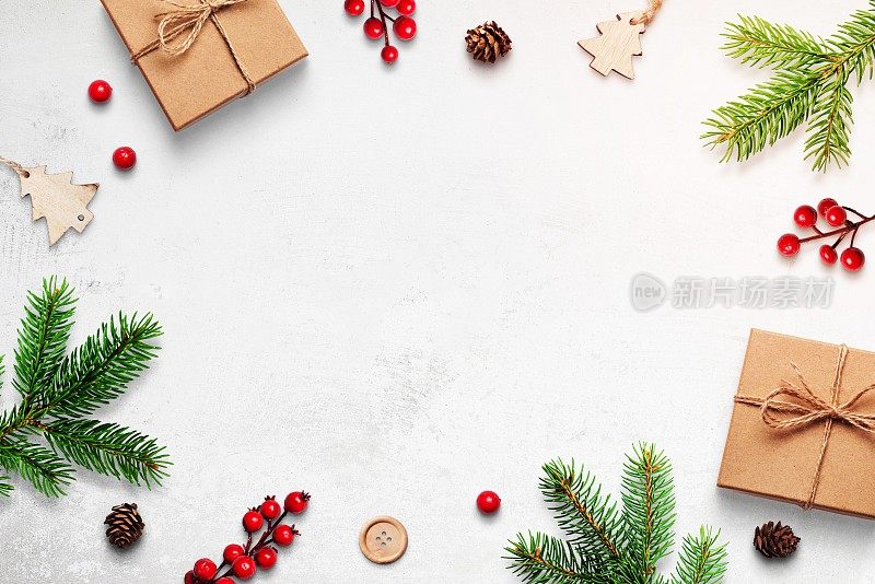 可爱的圣诞背景与礼物，树枝和装饰。中间的空余空间用来写问候语