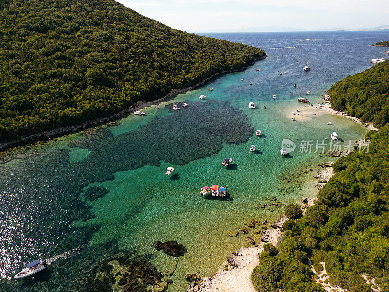 地中海岛屿上美妙海岸的鸟瞰图