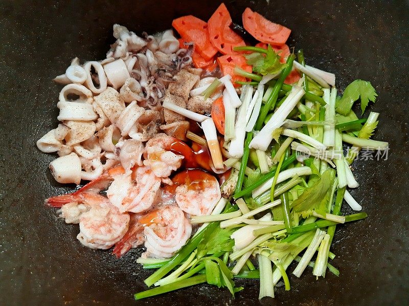 蚝油鱿鱼和虾仁炒熟-食物准备。