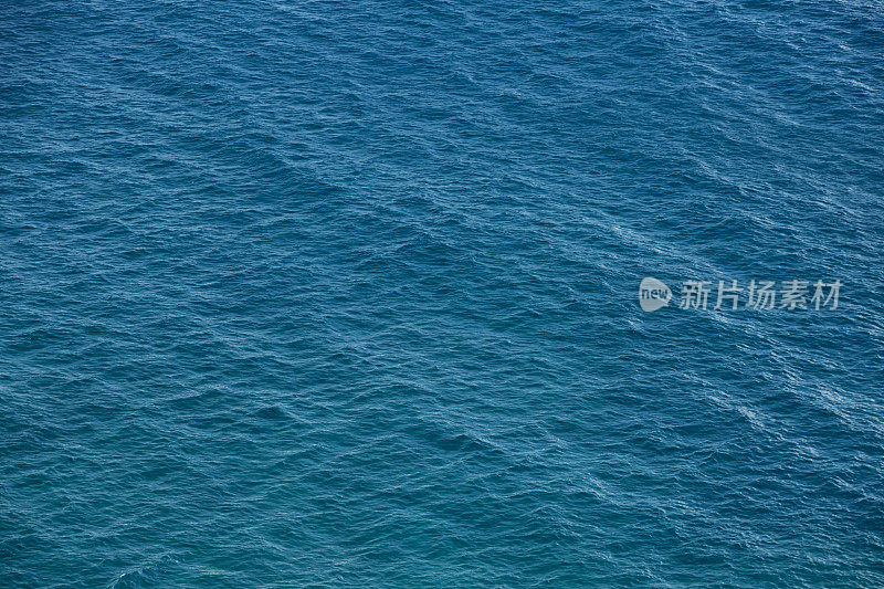 太平洋上晴空万里的海浪。