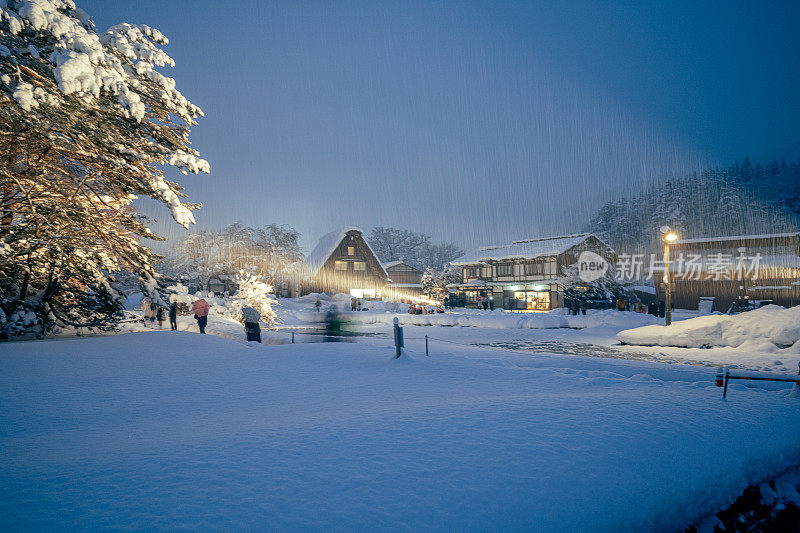 白川乡的夜晚，在日本的冬天，厚厚的积雪