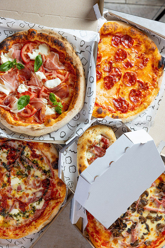 各种类型的披萨在开放的披萨盒