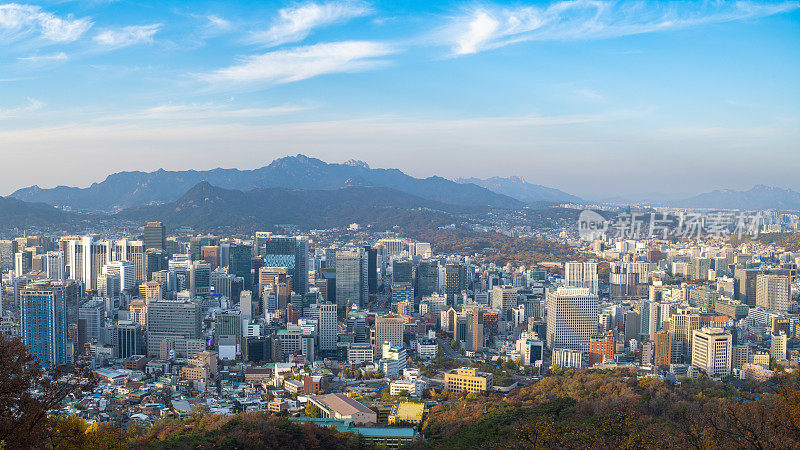 韩国首尔的天际线是一个阳光明媚的日子