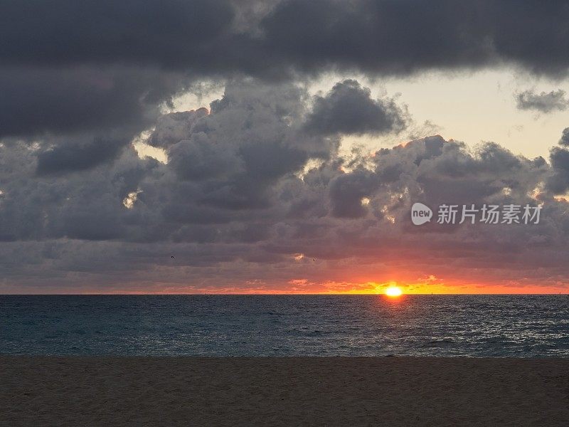 早晨的太阳在佛罗里达州迈阿密南海滩的大西洋地平线上升起