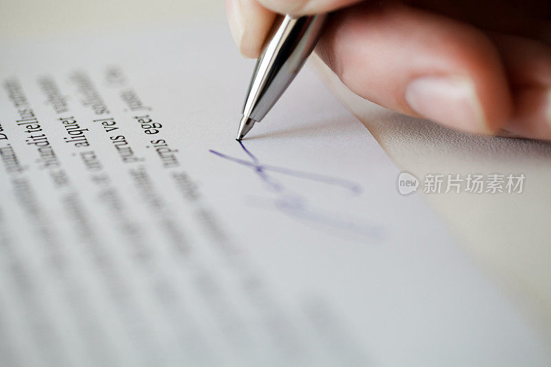 女性手放签名样例，文件样本或合同文本，选择性重点
