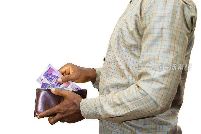 拿着棕色钱包的黑人
与加纳塞迪纸币，手从钱包中取出钱孤立的白色背景从钱包中取出钱