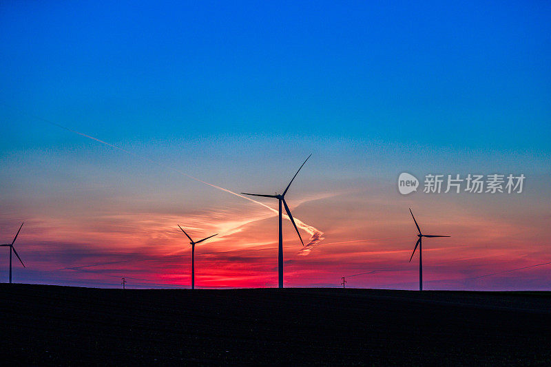 水平轴风力涡轮机在农业领域在美丽的日落