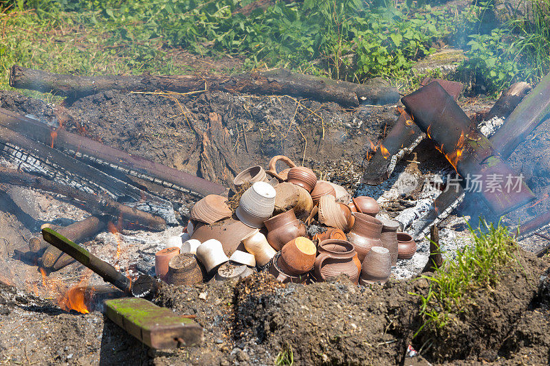 波兰Lad的斯拉夫和西多会文化节日期间，火旁的黏土盘子。