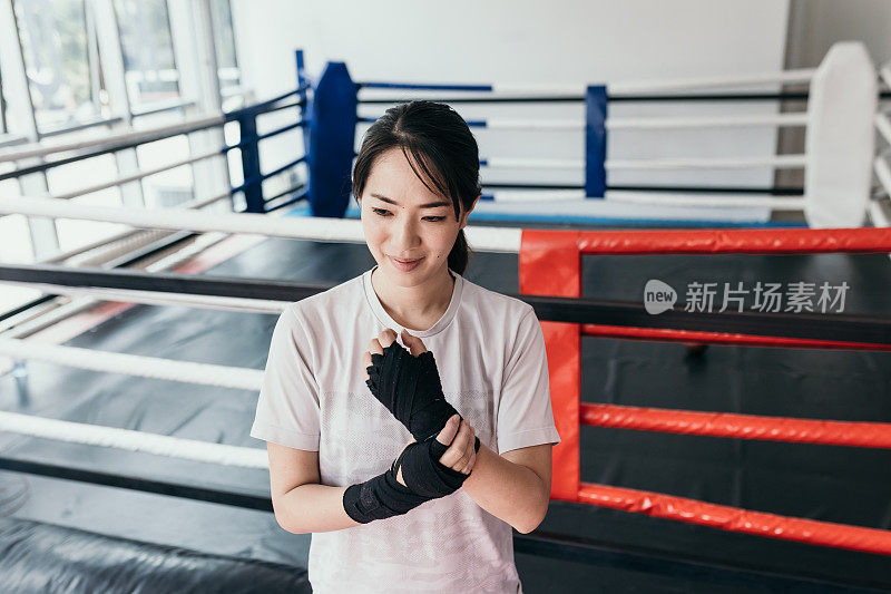 年轻的亚洲女人缠着保护性绷带